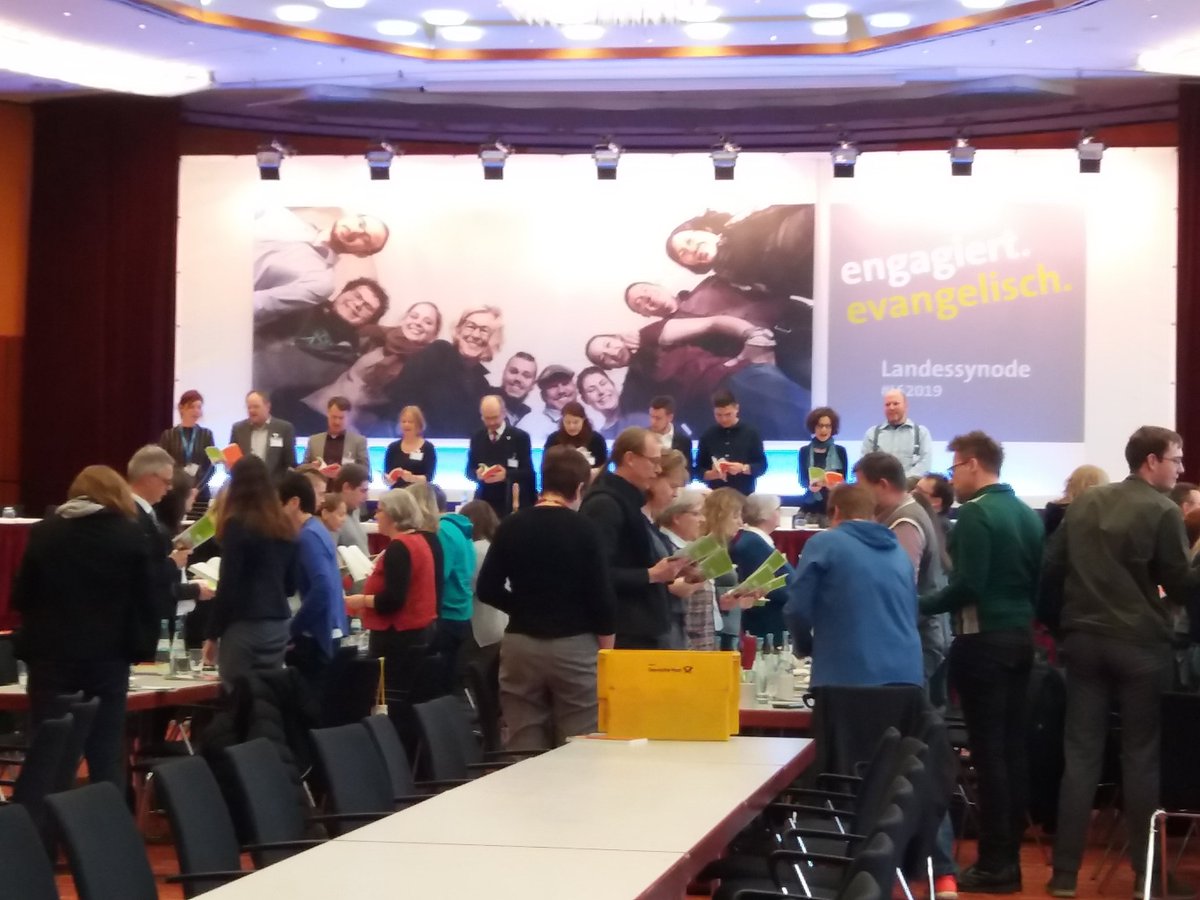 MarcPatzwald's tweet image. Gemeinsames Singen zum #Abschluss der #Plenardebatte der #Jugendsynode der @ekir_de #daberührensichhimmelunderde #epd_dabei