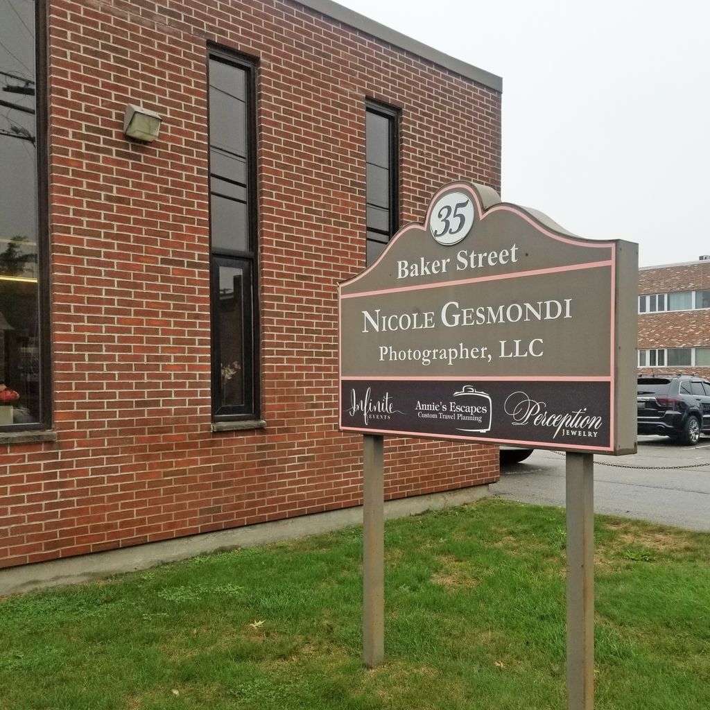 ShooEvents's tweet photo. RT @UniquelyChicRI: Looking for an experienced local #photographer with a diverse portfolio? Reach out to @NicoleGesmondi! She specializes in #weddings, #familyportraits, and #boudoir! #vendorspotlight #RIWG #ILEARI #RhodeIsland #eventprofs https://t.co/QmobQN4Ckr