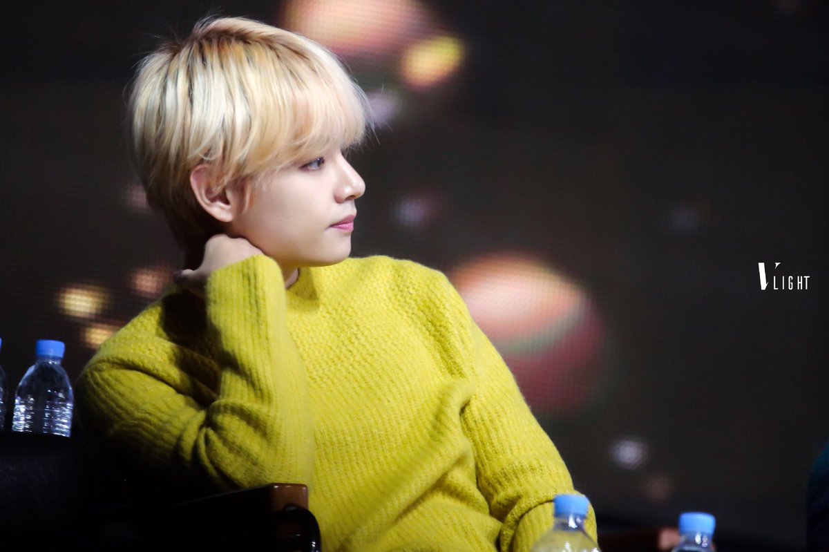 VLIGHT_1230's tweet photo. 190106골든디스크 💛💛💛🧡🧡🧡

#김태형 #방탄소년단 #뷔 #태태 #V https://t.co/ey5JcyNKiZ
