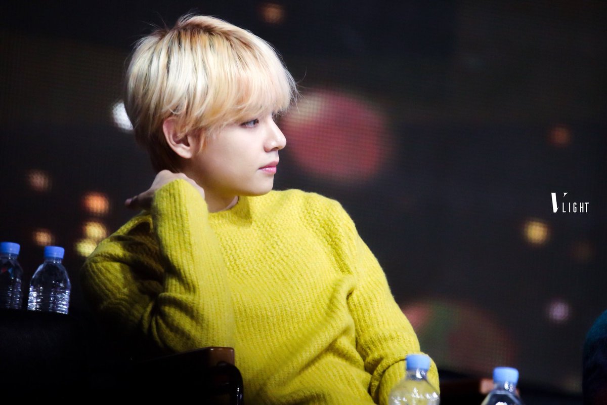 VLIGHT_1230's tweet photo. 190106골든디스크 💛💛💛🧡🧡🧡

#김태형 #방탄소년단 #뷔 #태태 #V https://t.co/ey5JcyNKiZ