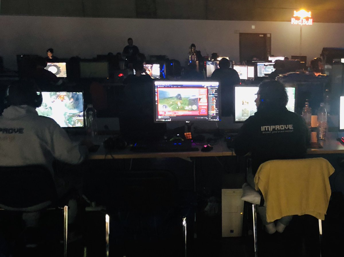 TTreichler's tweet image. Gamer in ihrer eigenen Welt an der #lanparty #eevent #stgallen #olma #lovestgallen #eSports #sgbinspiriert