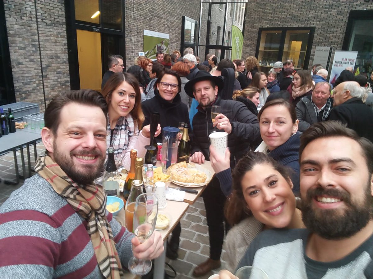 CountOlaf87's tweet image. Happy Tweet Year from my friends @hoeilaart1560 Keep on tweeting! Thanks to @Luigiken for the photo! #MakeEmPOP