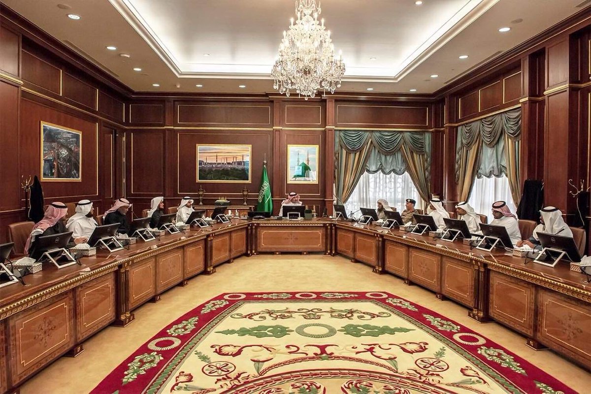 أكد الأمير #فيصل_بن_سلمان أمير منطقة #المدينة_المنورة رئيس لجنة الاسكان التنموي بالمنطقة أهمية إعطاء الأولوية بتسليم المساكن لأسر الأيتام، والأسر الأشد حاجة من الفئات التي ترعاها #وزارة_العمل والتنمية الإجتماعية،منوهاً سموه بضرورة العمل التنسيقي بين القطاعات المعنية لهذه المبادرة