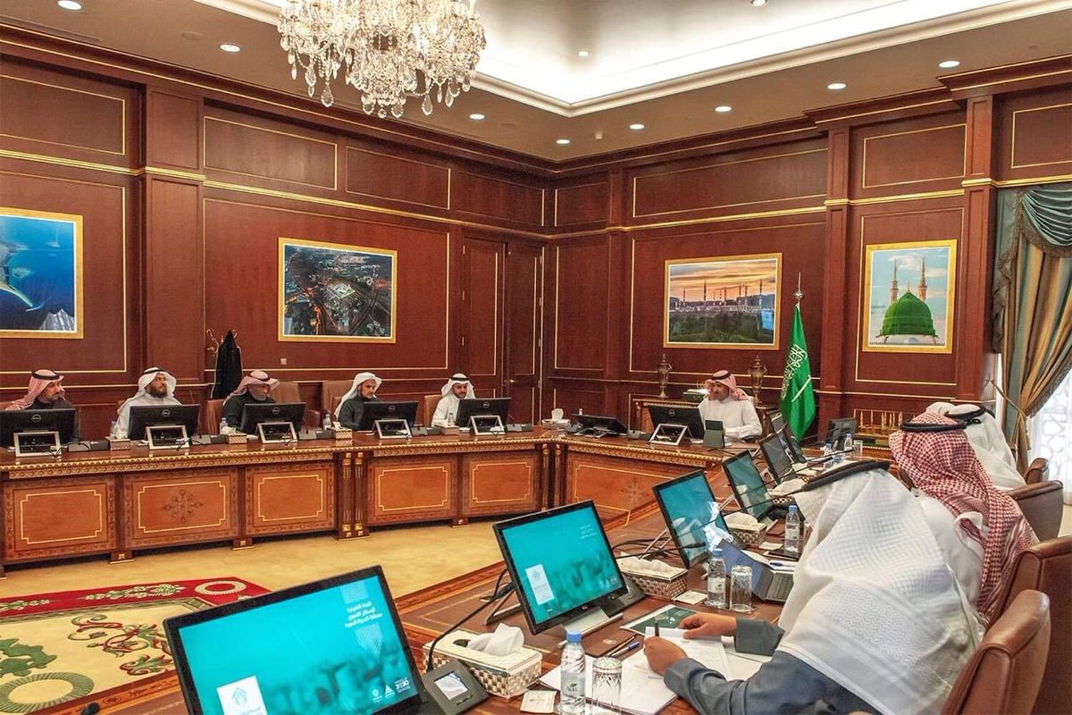 وشدد سمو أمير المنطقة خلال ترؤسه اجتماع اللجنة التنفيذية للإسكان التنموي بحضور أعضاء اللجنة من القطاعات الحكومية والخاصة على أهمية تيسير الخدمات وتسهيل الإجراءات من كافة القطاعات المعنية بالمنطقة لضمان  سرعة وصول الدعم الحكومي وتلبية إحتياج الأسر المستفيدين من الاسكان التنموي.