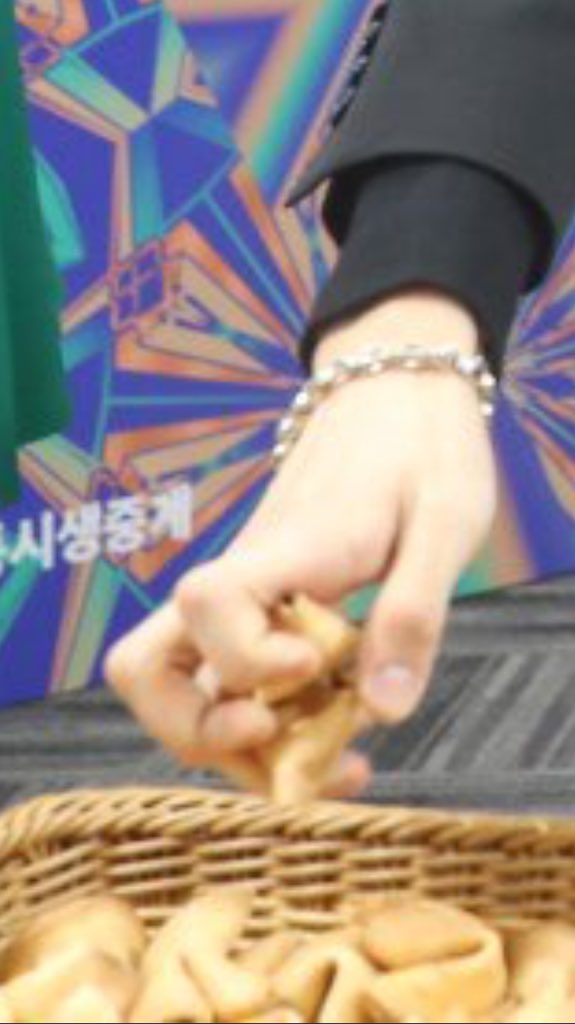 nrsrnr's tweet photo. เต็มไม้เต็มมือมากลูกแม่ ออกทีวีแค่ชิมๆ ชิ้นเดียวก็พอลู๊กกกกกกกกกกกกกกกกกกก5555555555555555555555555555555555555 https://t.co/wyYM1jTzPj