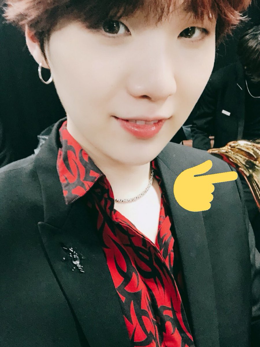 BTSUKUNITE's tweet image. [TRANS]
You all worked hard, thank you, ARMY!! #InTheCorner (the award is in the corner of his selfie 😂)

@BTS_twt #BTSatGDA
