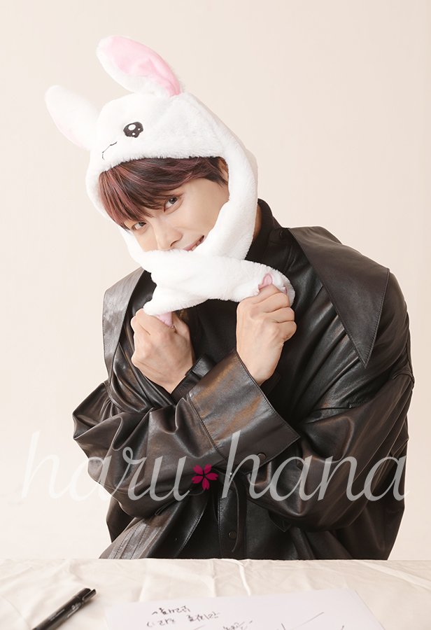Haru Hana Vol56 Hotshot 裏話 1年4カ月ぶりにカムバックしたhotshotが 誌上サイン会を開催 韓国で大人気のうさ耳をつけてもらうと メンバーからも かわいい と言われていた2人 ひたすら照れていた ジュンヒョク と 楽しそうに耳を Haru Hana Vol56 Hotshot 裏話 1年4カ月ぶりにカムバックしたhotshotが 誌上サイン会を開催 韓国で大人気のうさ耳をつけてもらうと メンバーからも かわいい と言われていた2人 ひたすら照れていた ジュンヒョク と 楽しそうに耳を