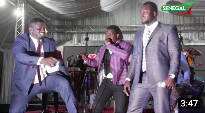 wesenegal's tweet photo. Vidéo: Balla Gaye 2 et Modou Lo s'affrontent en danse sur le podium #Senegal #Kebetu https://t.co/Rzf0fx2yPf https://t.co/MGkPYoUSqf
