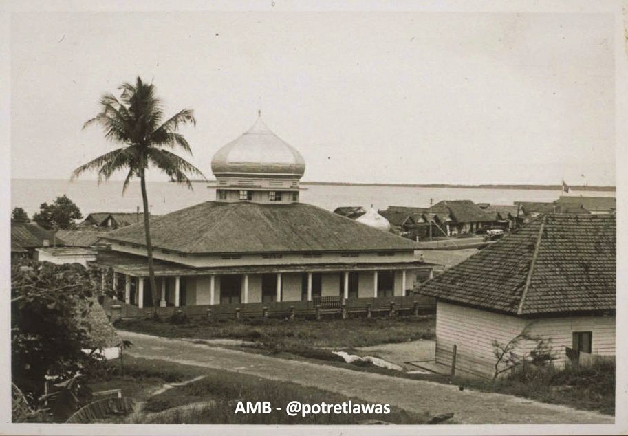 Sebuah masjid di Balikpapan, berlatar laut selat Makassar, circa 1930.