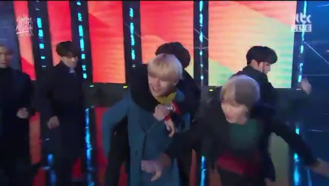 lilpt_TkSy_'s tweet image. หน้าแทนี่อารมณ์แบบว่า บ้านเธอไม่มียุนกิละสิ5555555555

//โมเม้นดีต่อใจมากฮือออออออ😭💕

#taegi #vga