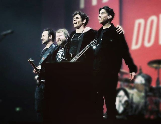 Ich freu mich so krass drauf, in etwas mehr als einer Woche endlich wieder mit diesen geilen Typen auf der Bühne zu stehen! 😍 Wer ist alles bei der Tour dabei? Es wird fett!! 💪🔥
📷: <a href="/selina/">selinaaa Baby!</a>.jsy #timkamrad #teamkamrad #live #music #tour #band #geiletyp… bit.ly/2scqPp6