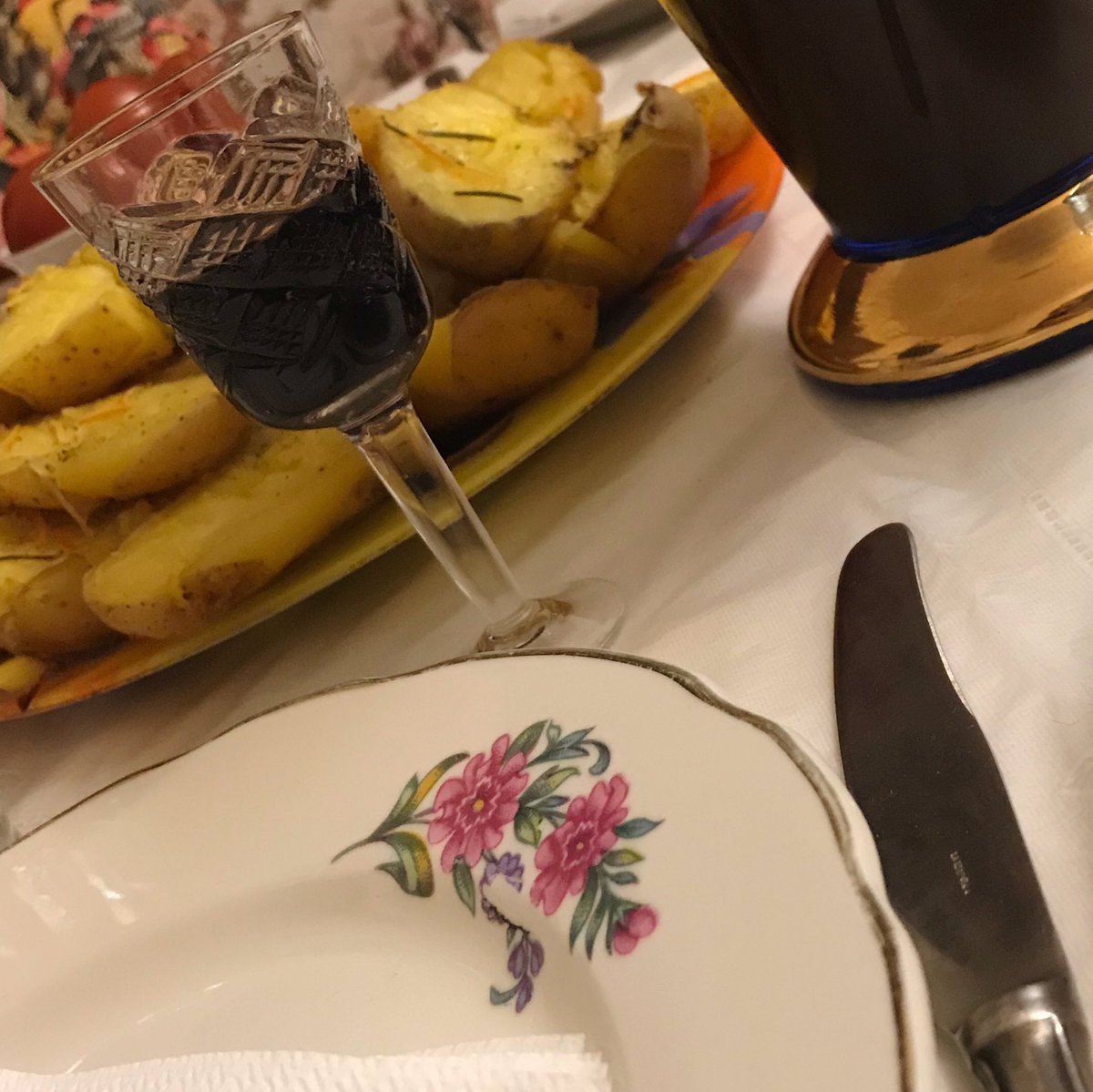Mangoloa1's tweet photo. *Разговор за праздничным столом*
Бабушка:- Ты только смотри аккуратно,не напейся
Я :- *ловит флешбеки * апхахаАХАХАХАХАХАХАХХАХА конечно же я этим напьюсь https://t.co/JnQLxvv01L