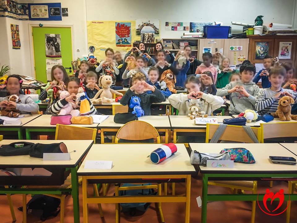 👥 Le 20 décembre dernier nous avons pu échanger avec plus de 200 enfants de l'école primaire de Meudon autour des  problématiques du sans abrisme. Ces futurs citoyens curieux et attentifs nous ont accueilli avec un cadeau: des sacs remplis de doudous et d'habits à redistribuer🎒