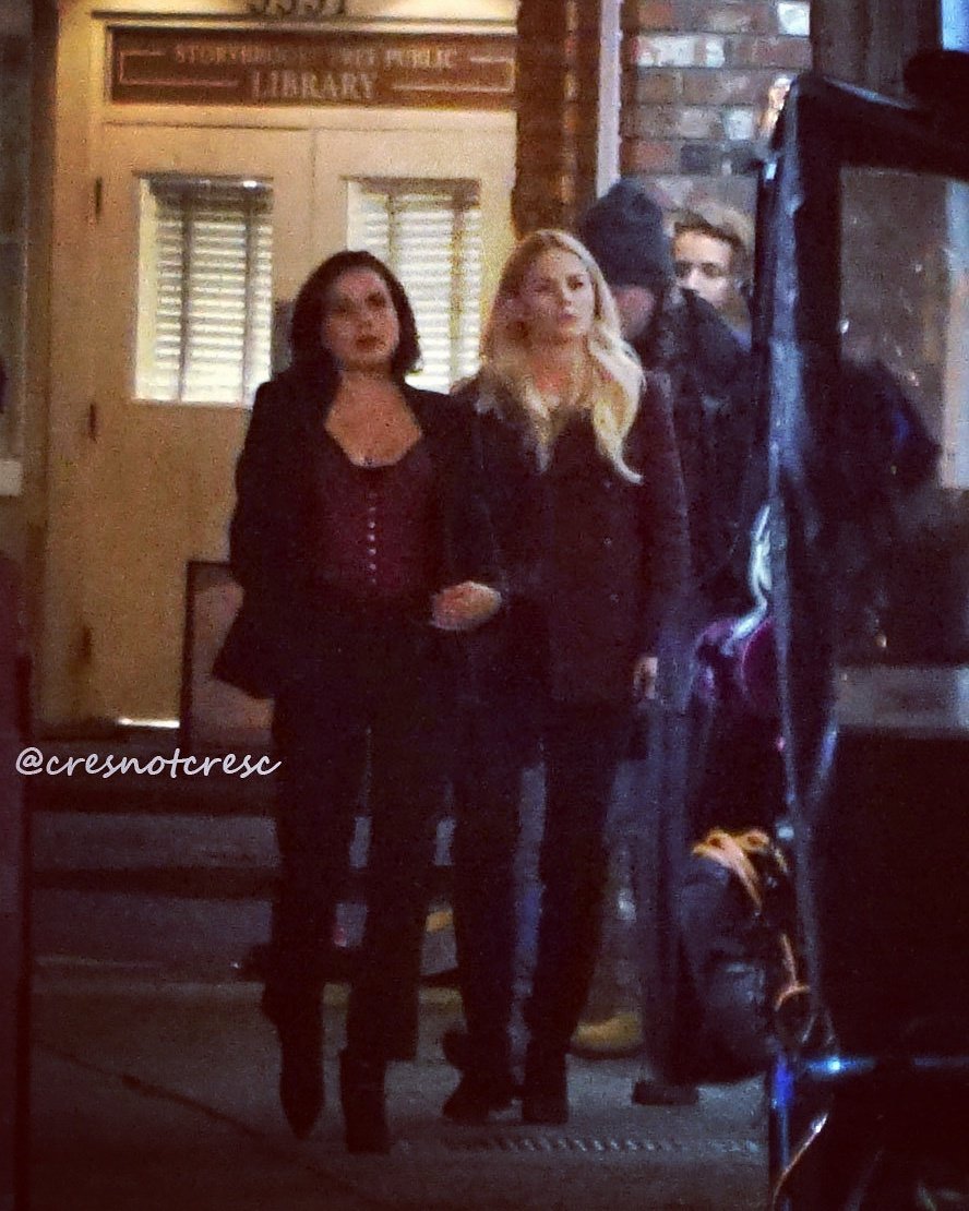 A thread of SwanQueen / Morrilla / SwanMillsFamily bts pic because according to that Lee guy there isn't much and that's why he only post trahsswan bts pics. I think this one is a good way to start this thread.
