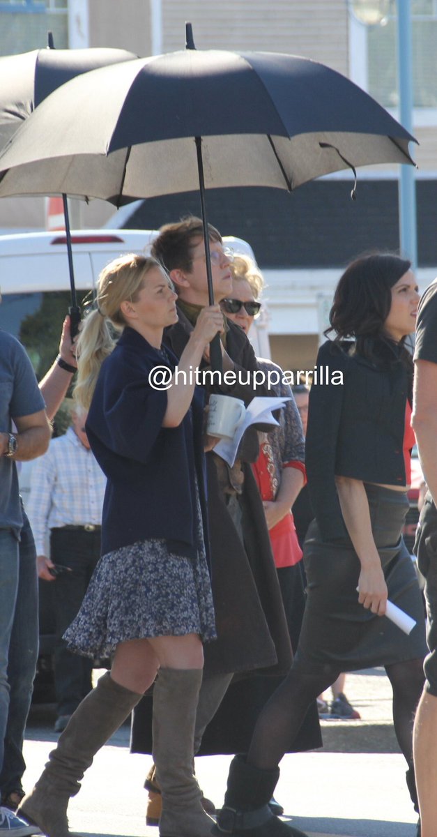 That time when JMo held a umbrella for Lana the whole day