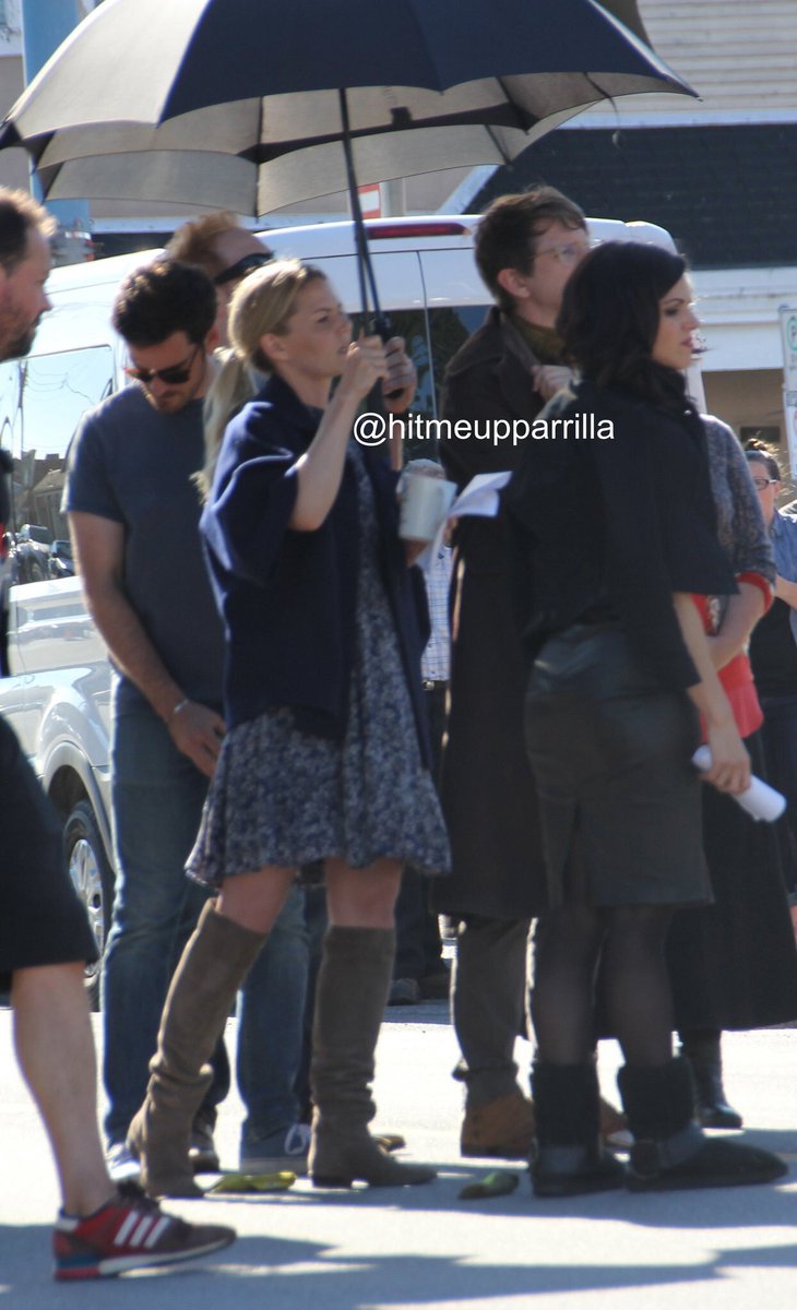 That time when JMo held a umbrella for Lana the whole day