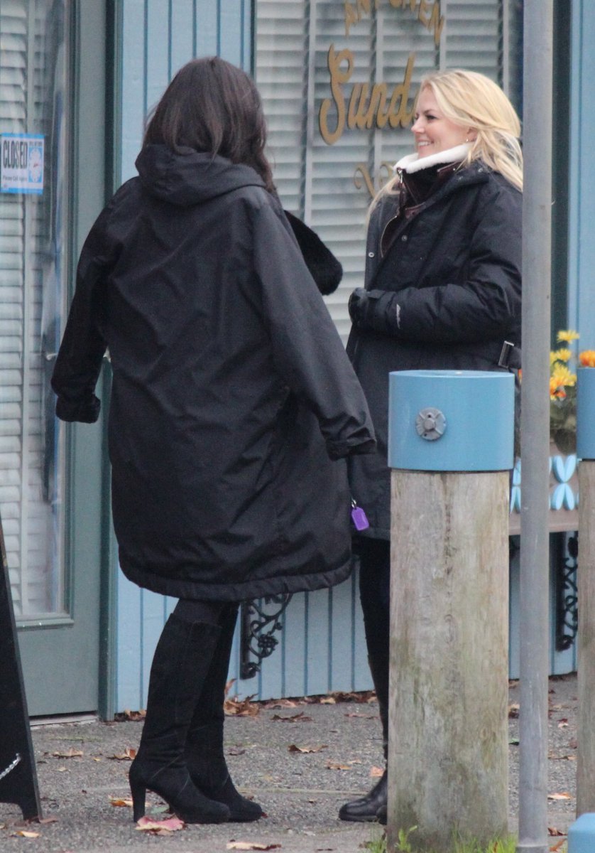 Season 4 was GOLD for SwanQueen bts pics