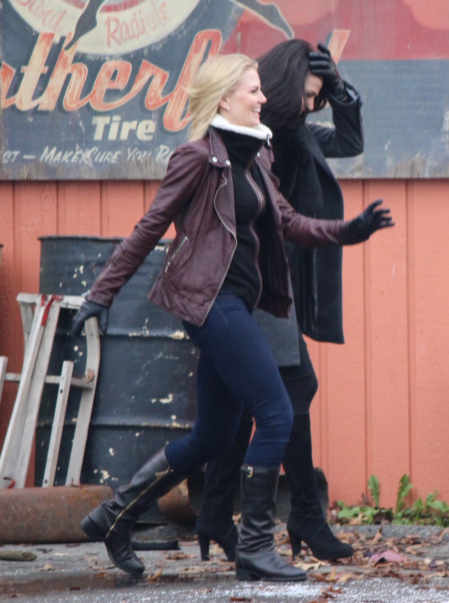 Season 4 was GOLD for SwanQueen bts pics