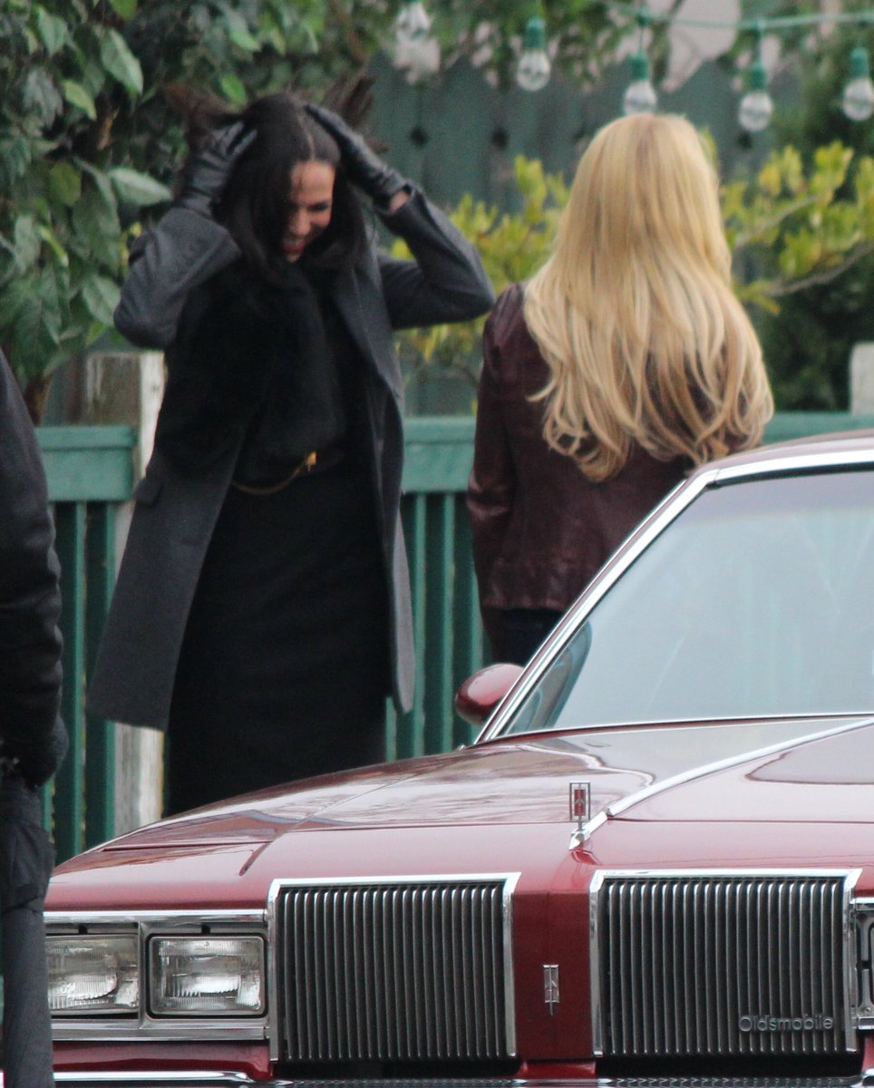 Season 4 was GOLD for SwanQueen bts pics