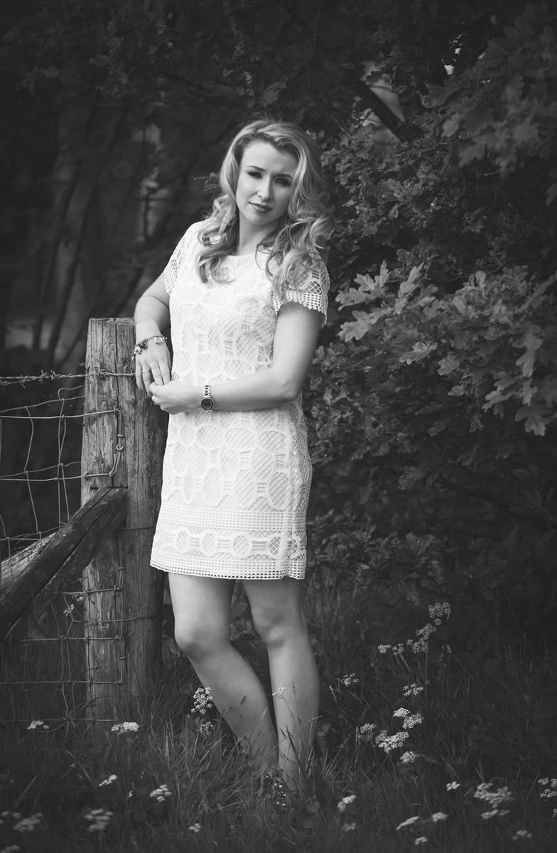 folkandroots's tweet photo. Three weeks today (Sun 27th) @AinsleyHamill one of the UK’s most diverse folk singers is performing an intimate concert @TheHarrisonFolk, Kings Cross, London - Join her for an evening of trad songs in English, Scots, &amp; Gaelic alongside her own compositions
https://t.co/GkD9H0ytG1 https://t.co/iUGtsmLDbm