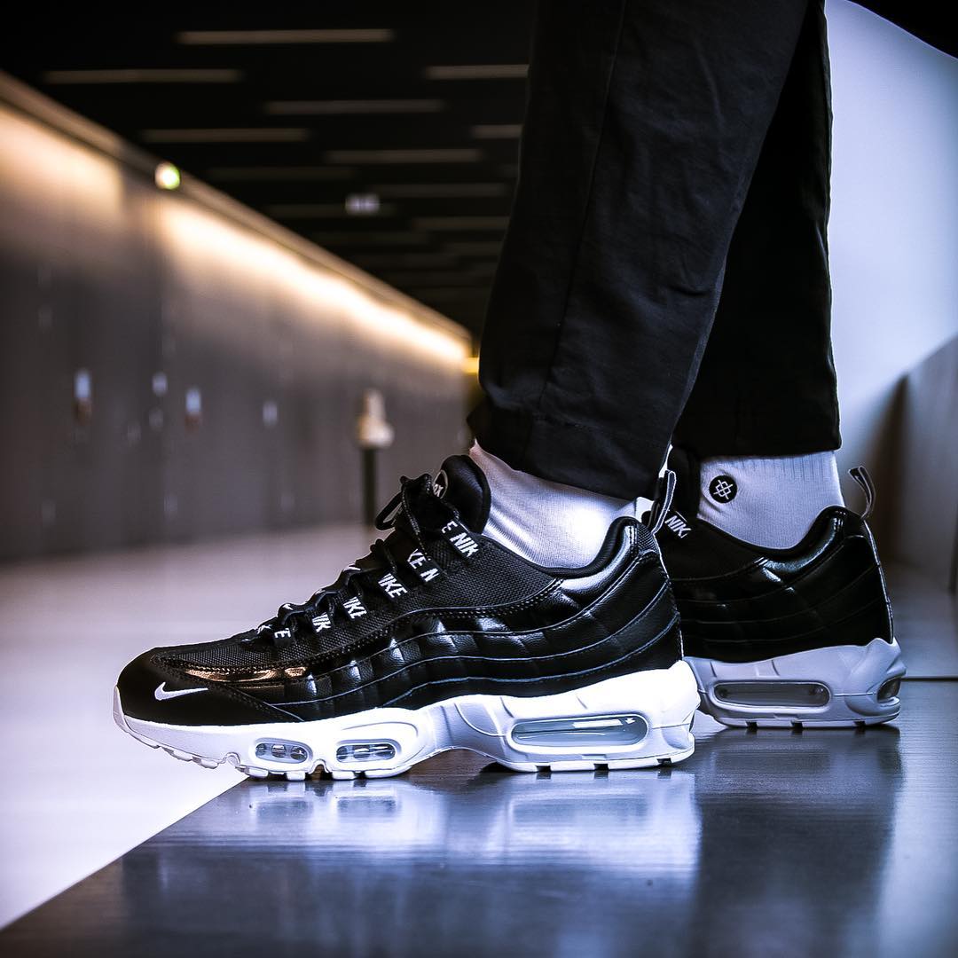 air max 95 premium overbranded noire et blanche air max 95 premium overbranded noire et blanche