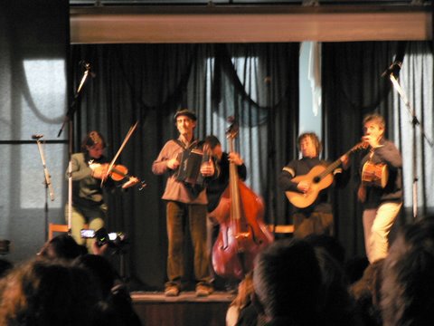 Si enguany hi tornem és, en part, gràcies a les entitats que han fet possible les distintes trobades formals o informals dels darrers anys. Per començar, la <a href="/laviolinada/">La Violinada</a> d'Argelaguer, on vam retrobar-nos el febrer del 2008.