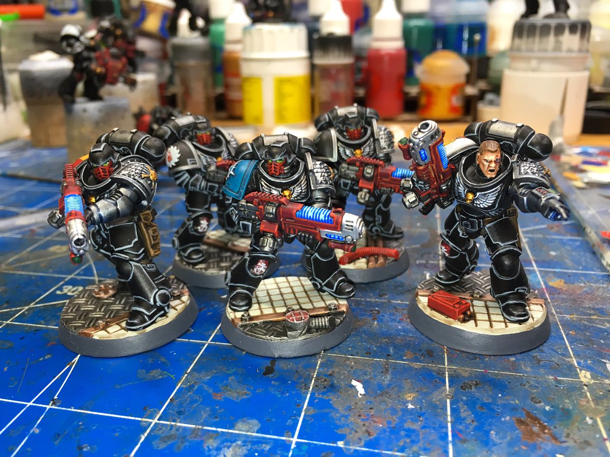 blazoncek's tweet image. Even with the Decal Soft &amp;amp; Decal Medium the decals wouldn’t go on knees nicely, so I forced them. Somehow! 🤷‍♂️
Anyway, these are done.
#warmongers #deathwatch #hellblasters