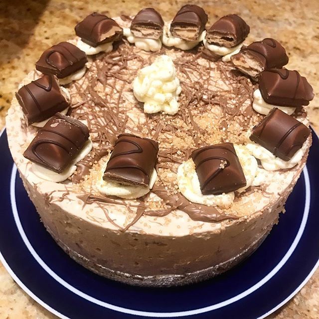 XoGoldilocksoX's tweet photo. No-bake Kinder Bueno Cheesecake for the Birthday Girl! 🥳🍾🎂 Happy 26th Birthday! @rachclaire1993 #baking #nobakebaking #justwhippeditup #janespatisserie #kinder #kinderbueno #choccheesecake #cheesecake #foodiesofinstagram #foodporn #pudding #dessert #… https://t.co/7i0E8Ang4M https://t.co/fgrpyAadJ4