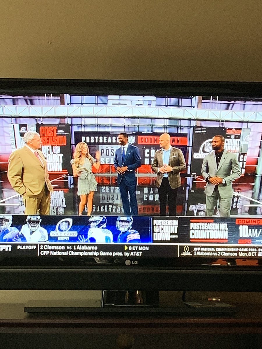 bechristinaa's tweet image. Sooooo happy @sam_ponder is back in @ESPNNFL 🙌🏻
She makes the show 🙌🏻
#girlcrush #samponder #espnnfl #nflsunday #favdayoftheweek