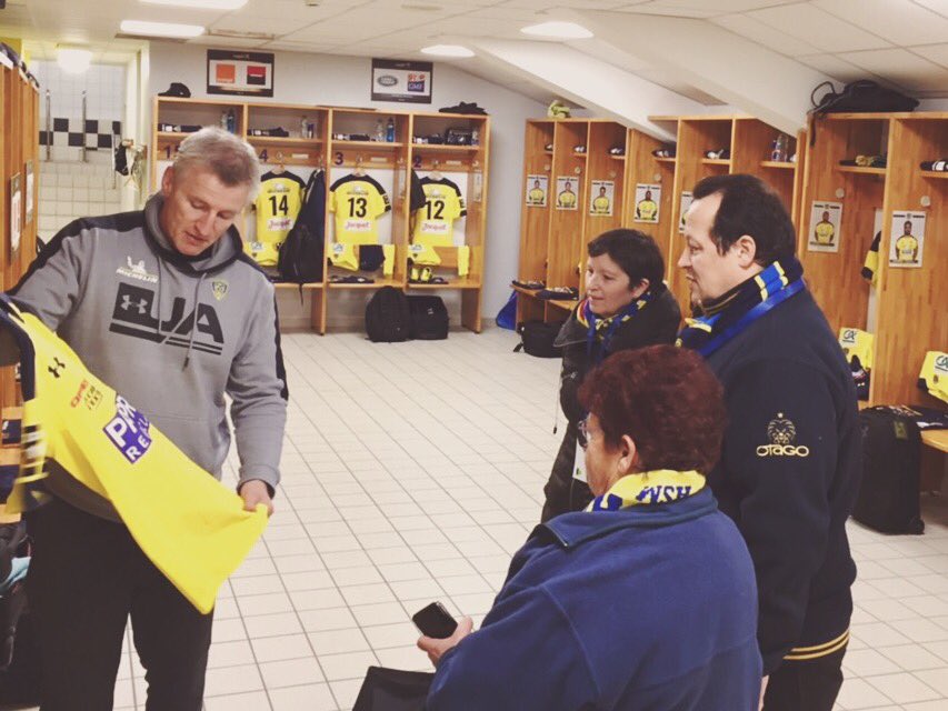 ASMOfficiel's tweet photo. Visite exclusive du vestiaire des Jaune et Bleu en avant-match #ASMSR pour les vainqueurs du jeu concours #FanASM 👌🏻#YellowArmy https://t.co/KOJtjUFBpv