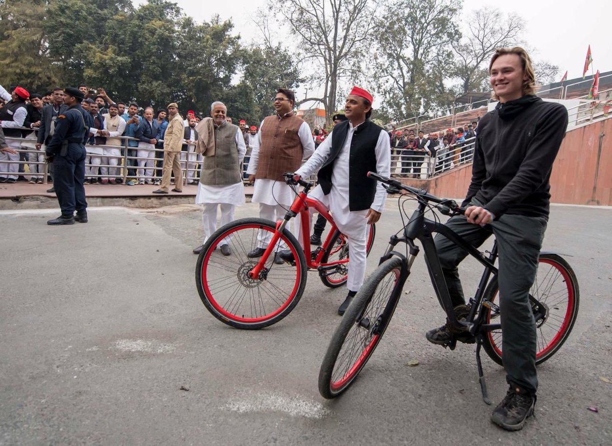 yadavakhilesh's tweet photo. पार्किन्सन बीमारी के विषय में जागरूकता फैलाने के लिए निकले ब्रिटेन के 22 वर्षीय युवा बाइसाइकलिस्ट के साथ. जिन्होंने सपा सरकार में बने आगरा-लखनऊ एक्सप्रेसवे, साइकिल ट्रैक और चंबल में विकसित दुनिया के सबसे बड़े बाइसाइकल हाईवे की प्रशंसा की. https://t.co/PAMng3dUl5
