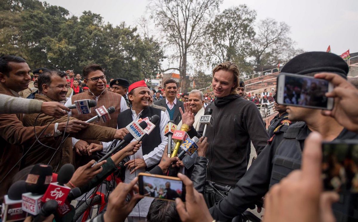 yadavakhilesh's tweet photo. पार्किन्सन बीमारी के विषय में जागरूकता फैलाने के लिए निकले ब्रिटेन के 22 वर्षीय युवा बाइसाइकलिस्ट के साथ. जिन्होंने सपा सरकार में बने आगरा-लखनऊ एक्सप्रेसवे, साइकिल ट्रैक और चंबल में विकसित दुनिया के सबसे बड़े बाइसाइकल हाईवे की प्रशंसा की. https://t.co/PAMng3dUl5