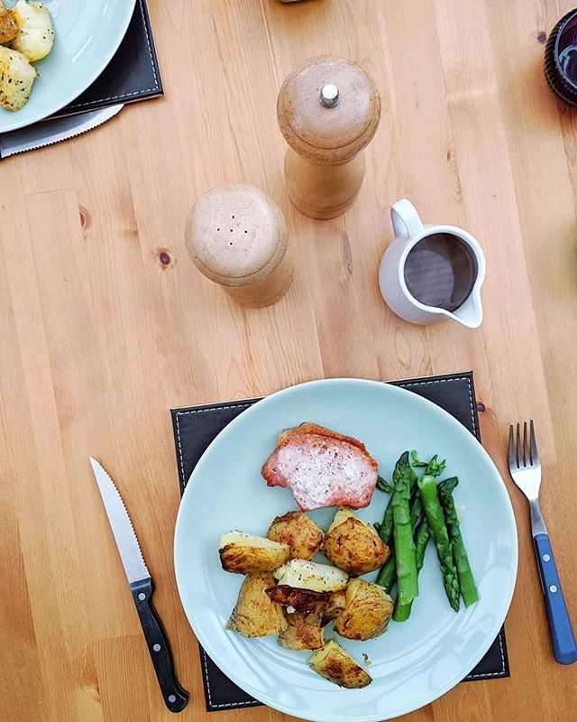 62ndBeauty's tweet photo. A relatively light Sunday supper of pork steak, asparagus and roast potatoes. 🍽️ #sundayroasted #yum #sundaydinner #gravy #yummy #roastpotatoes #sundayroast #roast #sundayroasts #sundayroastdinner #food #foodporn #sundayroastsaredead #foodie #roastdinner… https://t.co/PKQ2KLmmt2 https://t.co/L1F86MZOUy