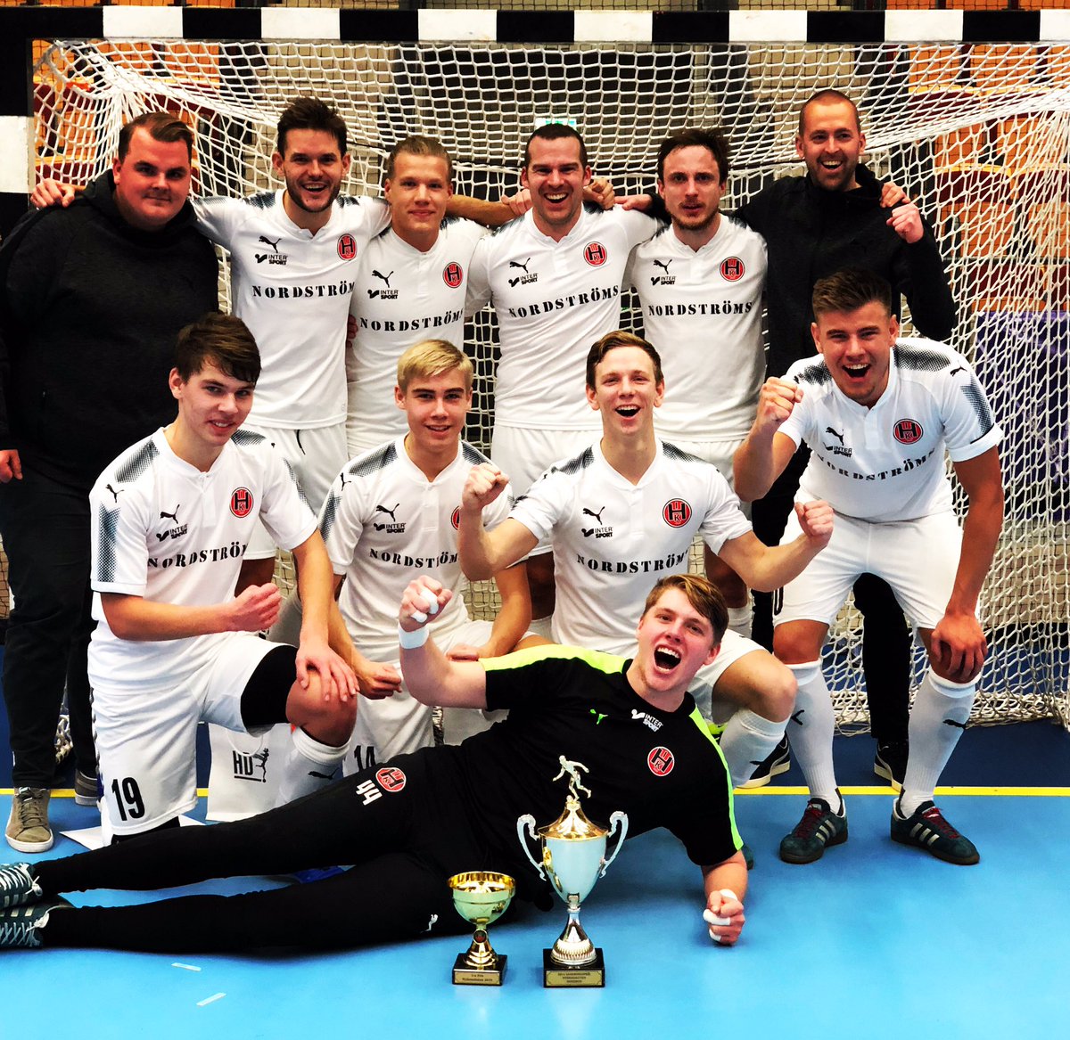 HittarpsIK's tweet photo. 🏆MÄSTARE🏆

4-0 mot @EskilsminneIF  i finalen och herrarna försvarar bucklan. 

WOW❤️🖤 https://t.co/gC7jXFdQeG