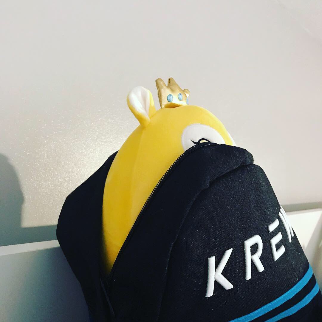 FunnehPlush's tweet photo. Looking for shiny things!✨
•
#shiny #gold #seeking 
•
(The Krew)
•
@GoldenGlare_ @DraconiteDragon @ItsFunneh @RainbowsYT @Lunar3clispe @KrewMerch https://t.co/Wo9NUYeRqo