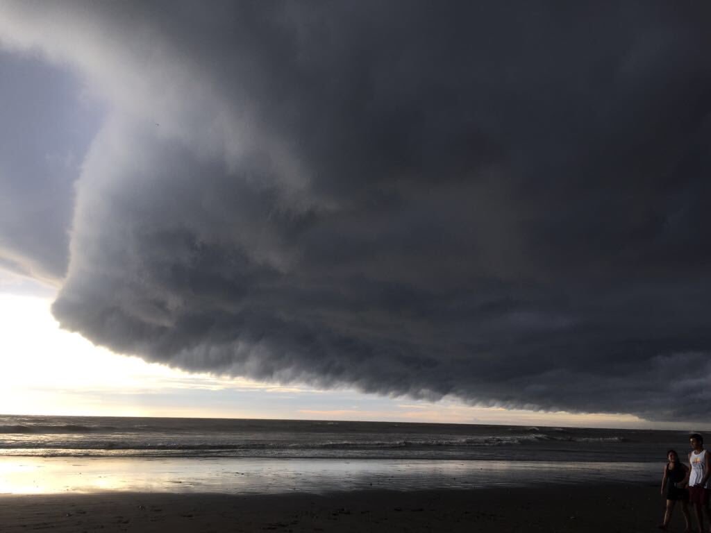 hombredeltiempo's tweet photo. Esta es la más impresionante foto de una nube que tengo en el #Perú. Es la base de una súper celda tomada sobre la playa de #Pimentel el 14 de marzo del 2017 en #ElNiño Costero. Ver personas abajo a la derecha para hacerse una idea de lo que fue https://t.co/pq7J8FBZIl