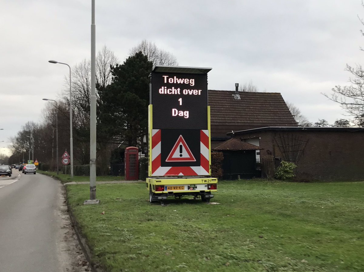 IndeIJmond's tweet photo. Vanaf morgen wordt de Tolweg in Heemskerk voor 1 jaar afgesloten. Er komen onder andere 3 nieuwe woongebouwen, veilige oversteekplaatsen naar Park Assumburg en smallere rijbanen om de snelheid eruit te halen. https://t.co/nkPlvUfjwd