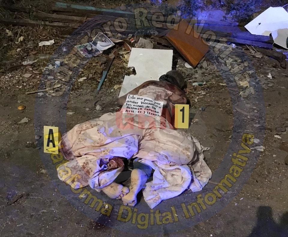GroRednoticias's tweet photo. #Acapulco 
Esta madrugada, un hombre es encontrado asesinado a golpes en la avenida Ruíz Cortinez, a quién sus victimarios le dejaron una hoja de papel con mensaje, el cuál decía que eso le había pasado por andar violando niñas en la colonia Alianza Popular. https://t.co/zE4Twk9lYi