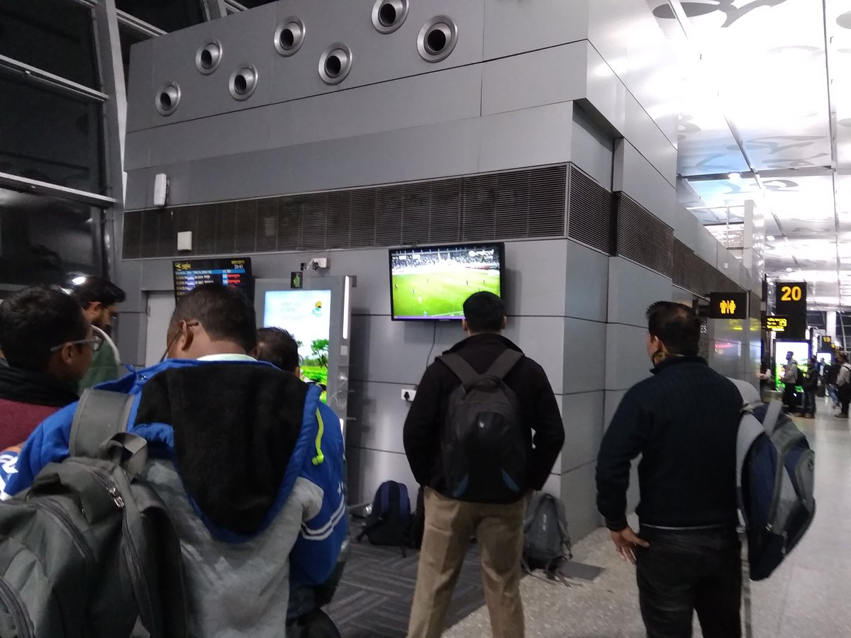 Quite a crowd at the airport screen cheering a great win for @IndianFootball. Strong positive start for the boys 💪👏

#IndianFootball #INDvTHA #Asiancup2019