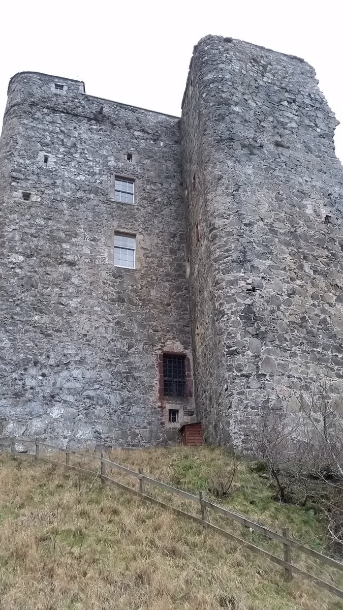 bordersheritage's tweet photo. My second New Year walk was a bit closer to home! A stroll along the Tweed west from #Peebles brings you to the foot of a steep rocky crag with #Neidpath Castle sitting majestically at the top. The oldest part of the L-shaped tower-house dates to the late 14thc #ScottishBorders https://t.co/pZpJltGoL7