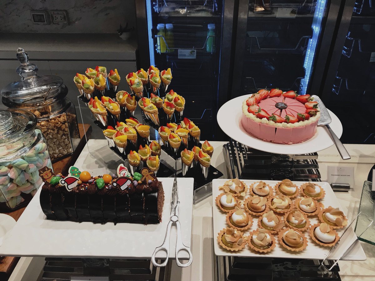 tanhnanchya's tweet photo. บุฟเฟ่ต์อาหารกลางวันที่ Viu 📍โรงแรม The St. Regis ราชดำริ อาหารมีหลากหลายแนว มีช้อยส์อาหารให้เลือกเยอะ นอกจากตรงบาร์บุฟเฟ่ต์ก็สามารถสั่งอาหารจานเดี่ยว เช่น สปาเก็ตตี้ มาด้วยก็ได้ ของหวานก็ดีงาม ชอบเค้กช็อกโกแลตมาก
@aroii #อร่อยบอกต่อ #อร่อยไปแดก #อร่อยจนต้องรีวิว #อร่อยนะรู้ยัง https://t.co/G0j55kyr3z