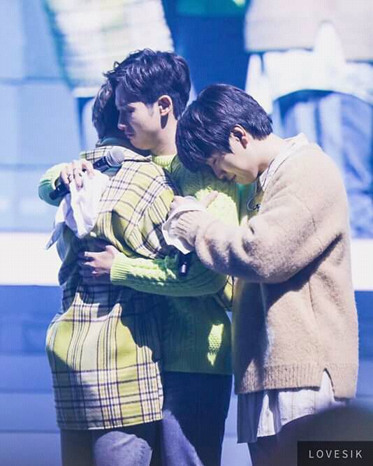 yeojareum's tweet photo. OMY GAHD MY HEART 😭💔 IM CRYINGGG. WISH I CAN HUG U GUYS 😔😔😔💖 I LOVE YOUUUU SM @B1A4_CNU @SANDEUL920320 @B1A4_gongchan https://t.co/XTHwCbrm6K