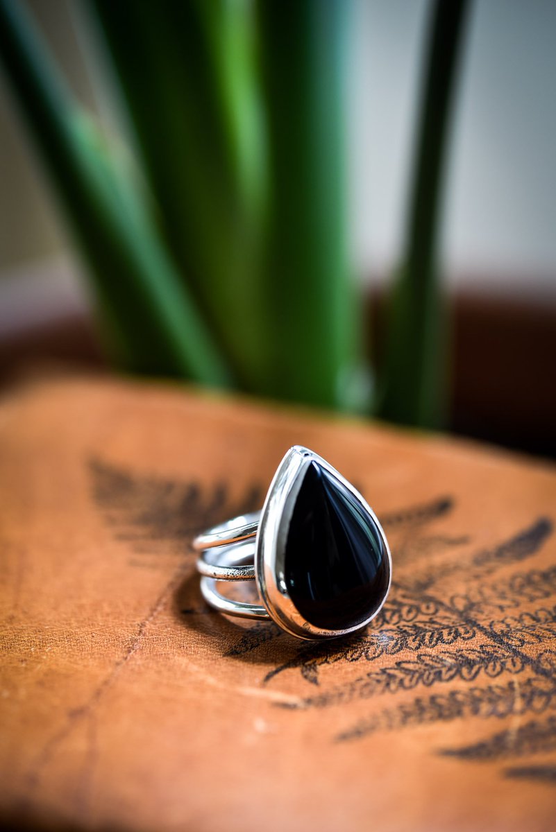 TheCobraQueen's tweet photo. Black Beauty ♠️  Had to share a close-up of this Onyx stunner! She's found her forever home, but this design is now available as a limited made-to-order run in the shop at 👉 https://t.co/983D0bW3Oj 👈 
#cqj #cobraqueen #jewelry #riojeweler #jeweler #jewelry #ladysmith #onyx https://t.co/agTTYQvYez