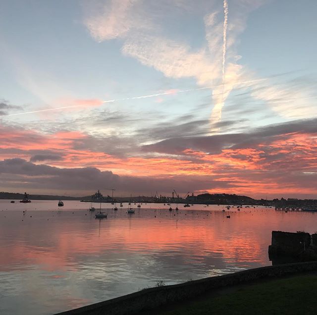 theworkingboat's tweet photo. Beautiful sunrise in Falmouth this morning #falmouth #falmouthharbour #cornishwinter #theworkingboat #cornwalladventure #lovefalmouth #explorecornwall π·: karenltoms https://t.co/iMF1ekBHcg
