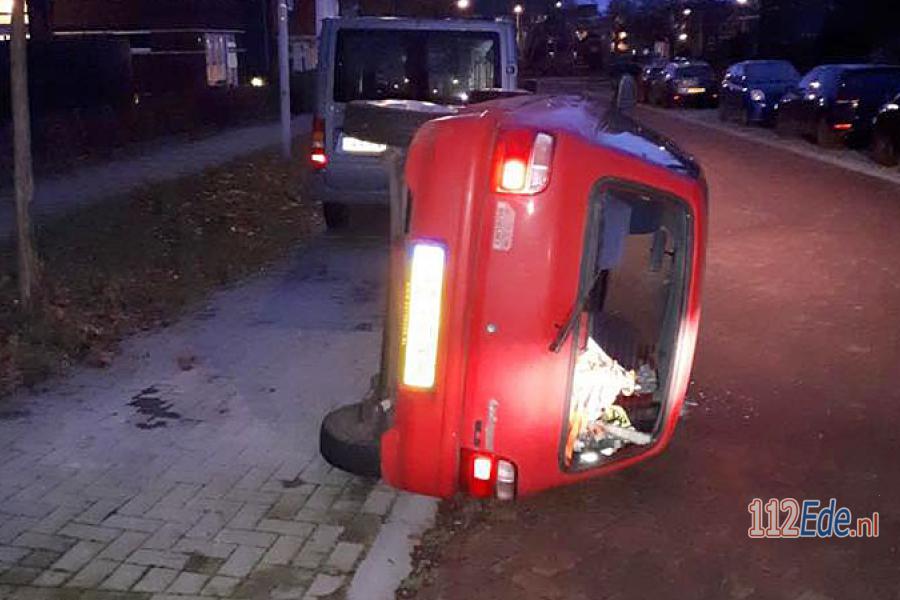 🚨 Vandalen duwen auto op zijn kant in #Wageningen 112.press/Qw5NMz 112Ede https://t.co/LPVVtle11J