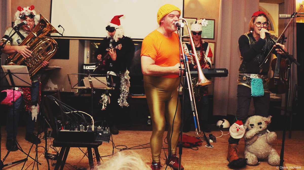 dietermichalek's tweet photo. "United Weihnachten"
#unitedweihnachten #furtner #freising #bayern #germany #concert #konzert #music #musika #fun #potd #canon #photojournalism #fotografia #fotografie #photography https://t.co/ISRAHpXsWW