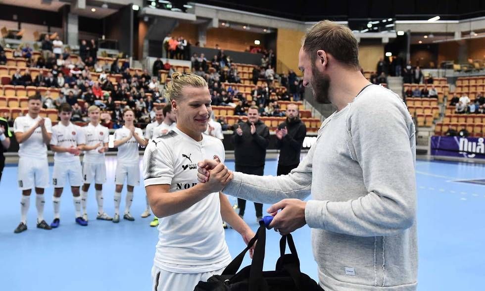 hd_sporten's tweet photo. Målglad kedja förde Hittarp till ny titel i Nyårssaluten. Här pratar turneringens lirare om nya segern och sin egen utveckling: "Jag vet min nivå". https://t.co/C40ru3VU2y https://t.co/j8DOxXcIBj