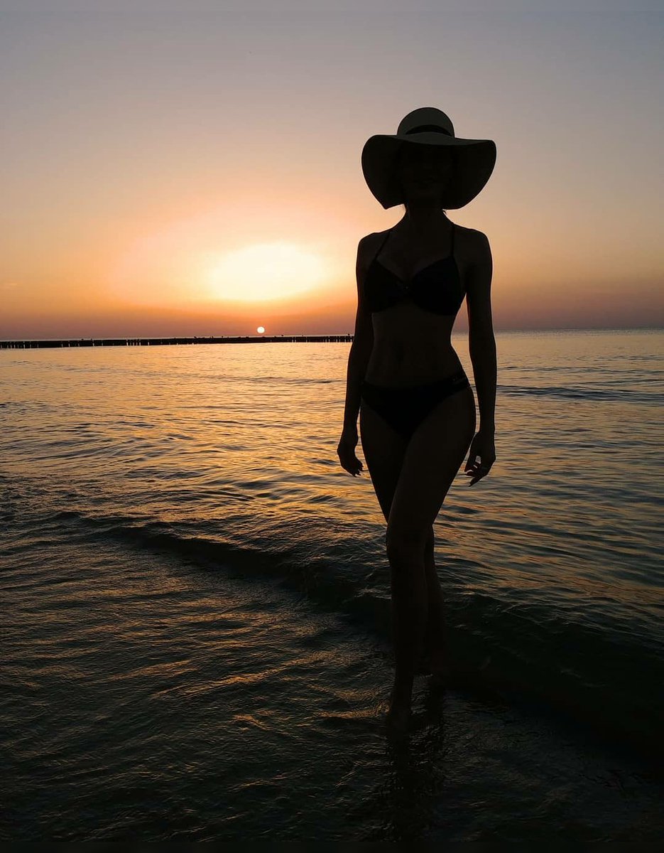 Deli gibi sevişelim 
Ay ışığının altında
Şehrin kuytularında 
Buluşalım !!!
Her gün batımında...