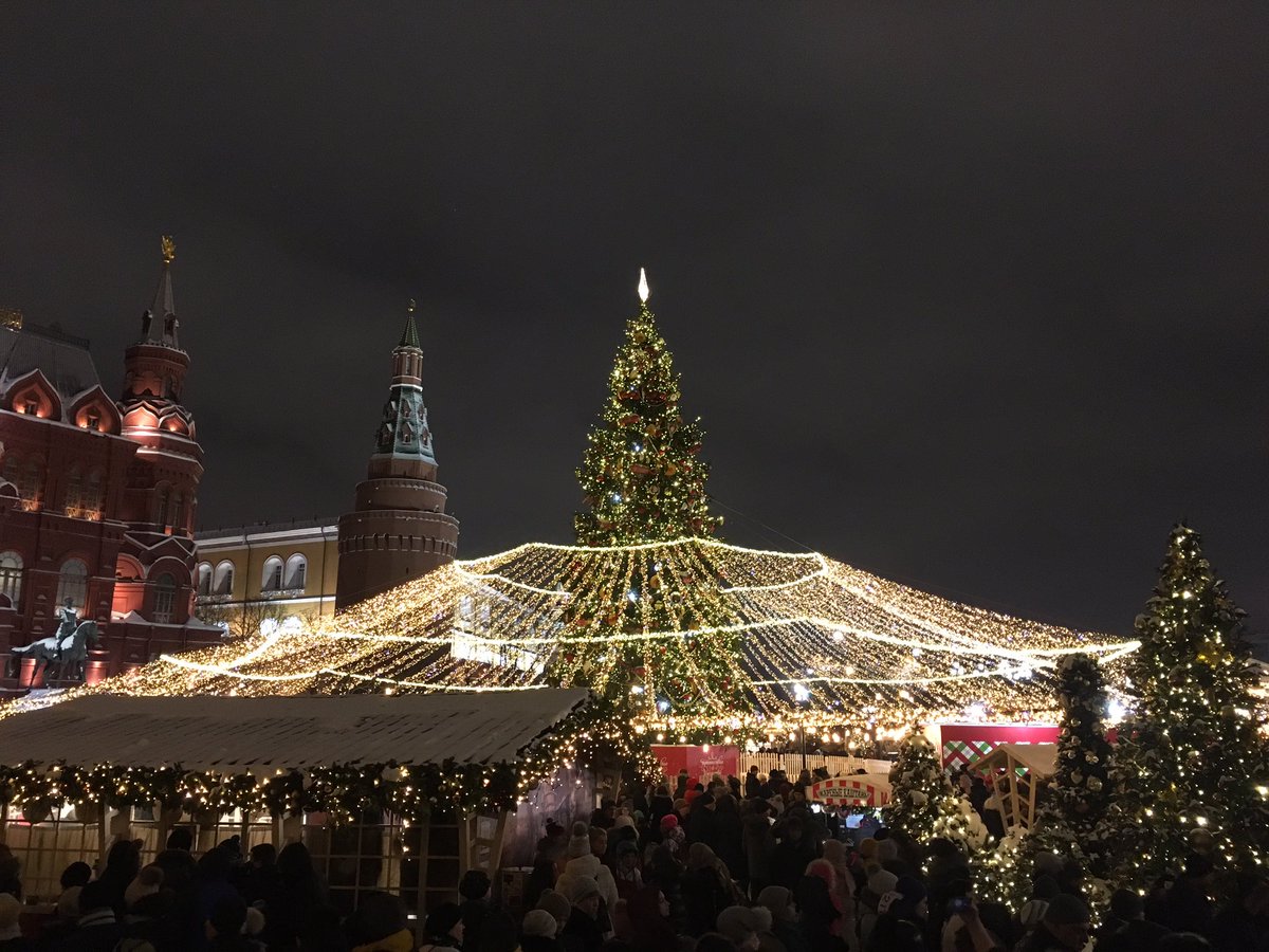 SholaJadi's tweet photo. #NewYear celebrations in #Moscow #Russia https://t.co/yI22W5d3B4