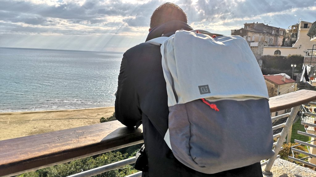 lucarallo's tweet photo. Mi piace definirmi un vero #OnePlusLover 📱 specialmente dopo aver trovato su @eBay_Italia il mio super regalo di #Natale che ho sfoggiato nel weekend di #Capodanno a #Sperlonga 🎇

È la 1st generation del Travel Backpack di @OnePlus 🤩 davvero super! #OnePlusLovers #ad https://t.co/HnjKdNDrib